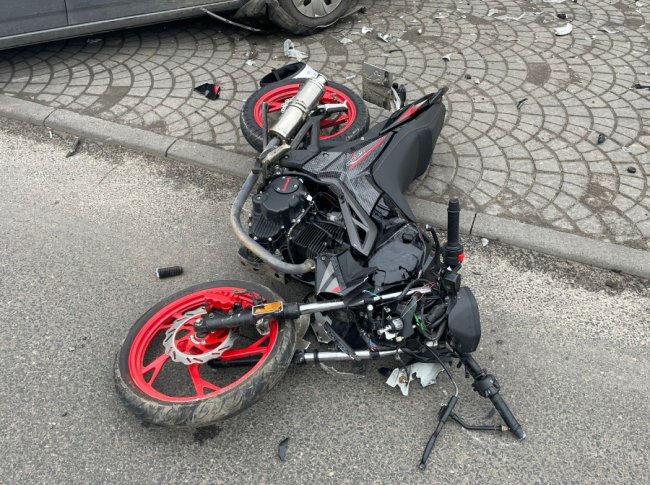 У Луцьку водійка заїжджала на парковку й зіткнулась з мотоциклістом: постраждав 16-річний хлопець