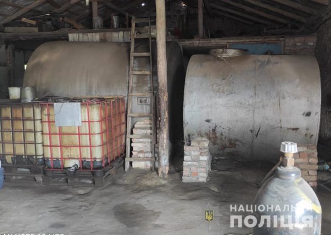 У Горохові викрили нелегальну заправку. ФОТО