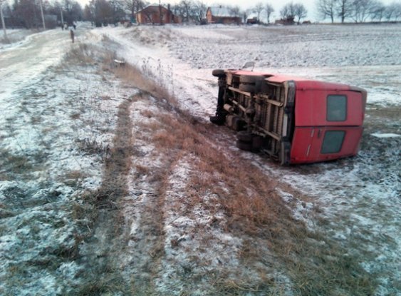 На Волині перекинулася маршрутка з людьми. ФОТО