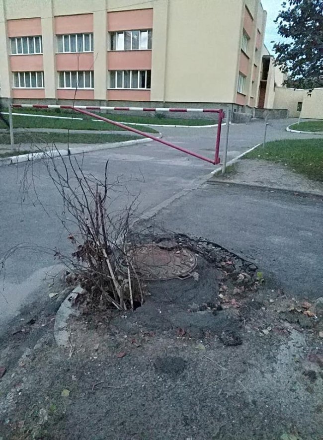 У дворі луцької школи – небезпечна яма. ФОТО