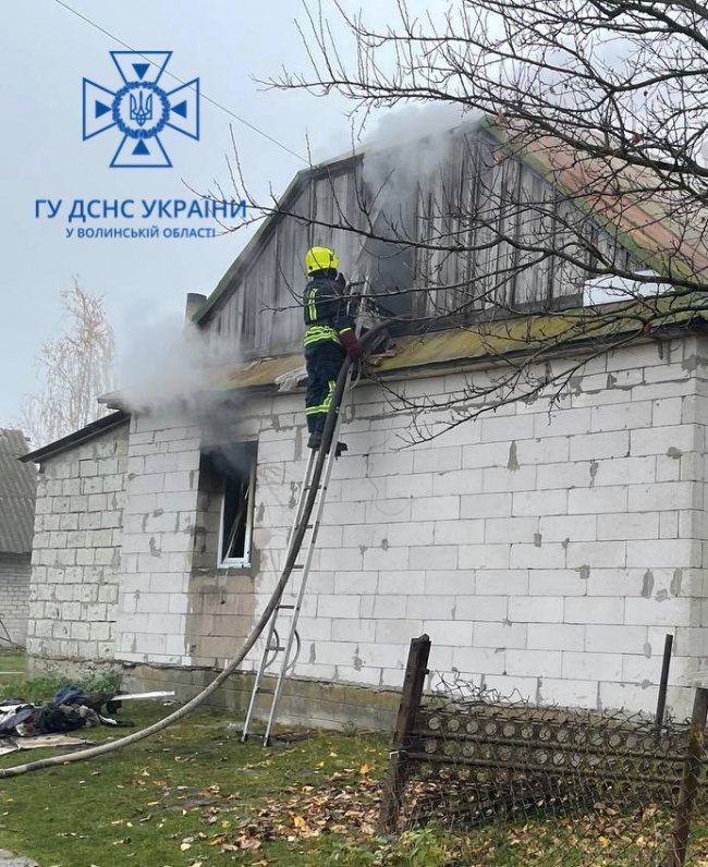 На Волині горів житловий будинок: з пожежі врятували чоловіка