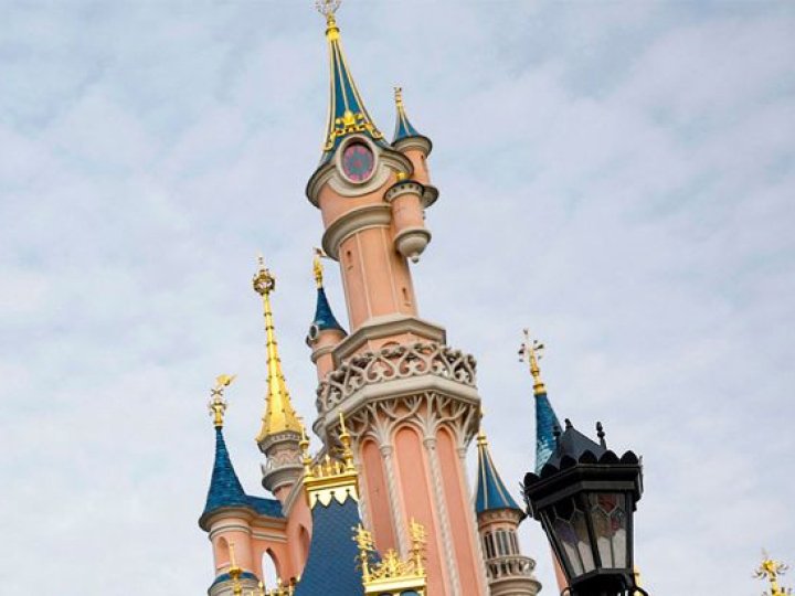 Чоловік орендував Діснейленд у Парижі, щоб одружитися з 9-річною українкою: деталі моторошної історії