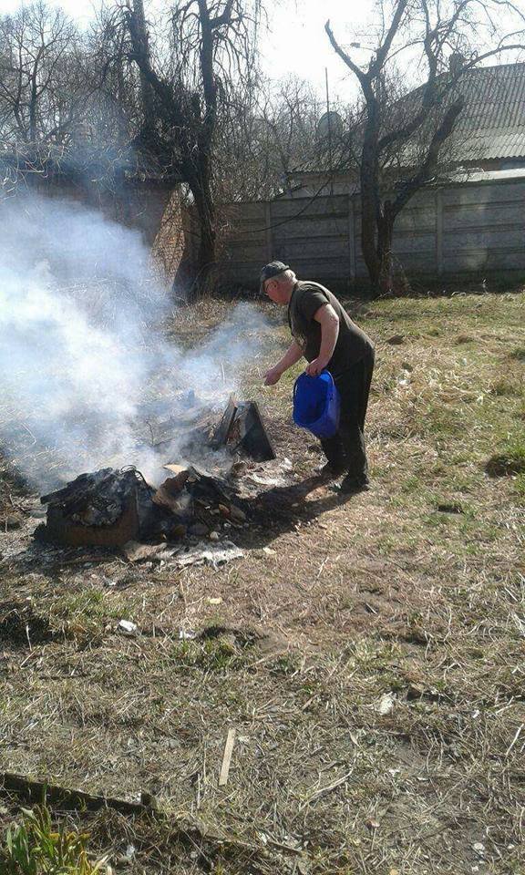 Луцькі муніципали «воюють» із паліями сміття. ФОТО