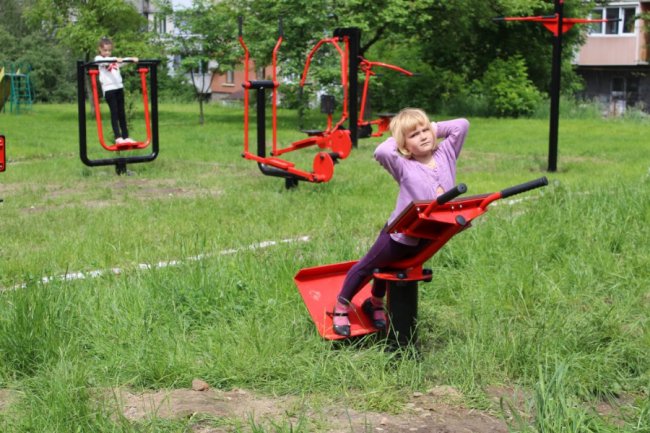 У Нововолинську встановили сучасний спортивно-тренажерний майданчик. ФОТО
