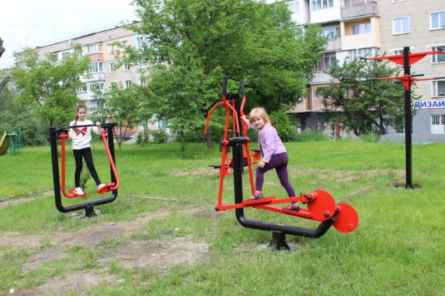 У Нововолинську встановили сучасний спортивно-тренажерний майданчик. ФОТО