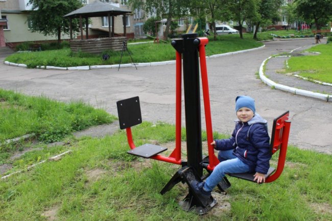 У Нововолинську встановили сучасний спортивно-тренажерний майданчик. ФОТО