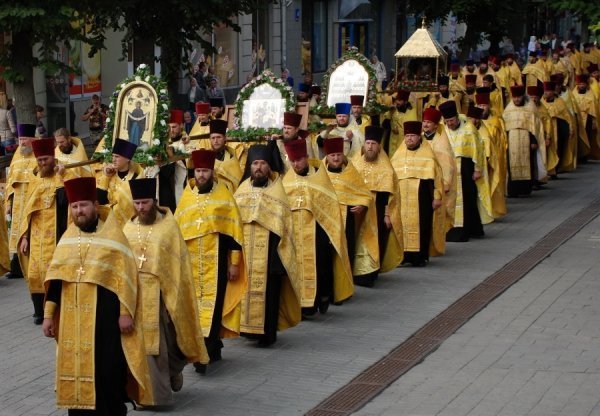 Луцьком хресною ходою пройшли священики. ФОТО