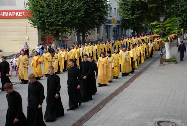 Луцьком хресною ходою пройшли священики. ФОТО