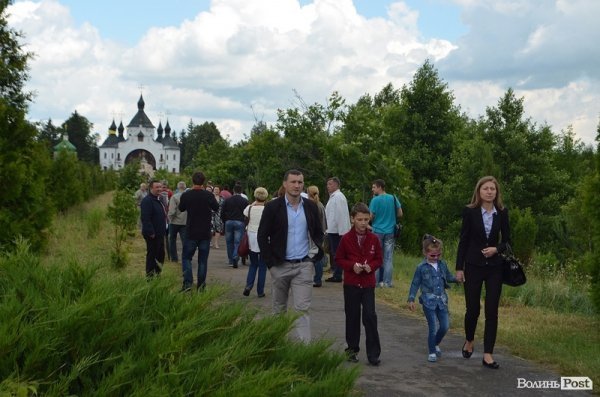 Люди туди-сюди ходять фотографуватися до пам'ятника козакам