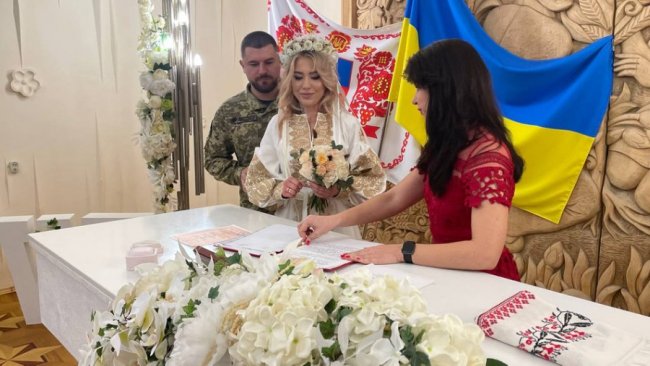 З передової вивозили на танку: воїн ЗСУ вирвався з Бахмута, щоб одружитися. ФОТО