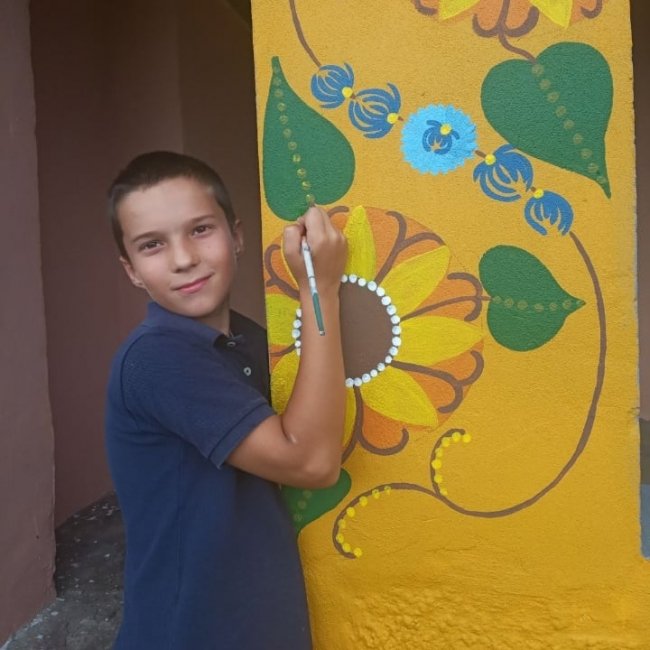 У волинському селі зупинку розмалювали петриківським розписом. ФОТО