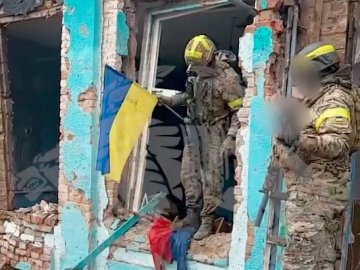 Військові встановили прапор України у ще одному селі на Луганщині. ВІДЕО