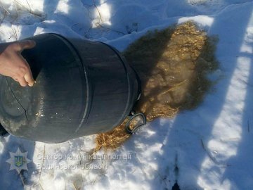 На Волині поліція знищила 40 літрів браги