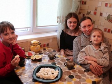 На Волині багатодітна сім’я проміняла місто на село і тримає шість корів