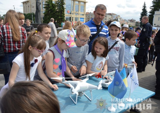 Квадрокоптери і макети зброї: у центрі Луцька поліцейські влаштували дітям свято 