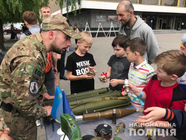 Квадрокоптери і макети зброї: у центрі Луцька поліцейські влаштували дітям свято 
