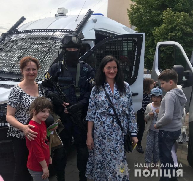 Квадрокоптери і макети зброї: у центрі Луцька поліцейські влаштували дітям свято 