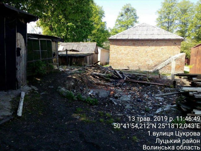 Муніципали зносять халабуди на одній із вулиць Луцька