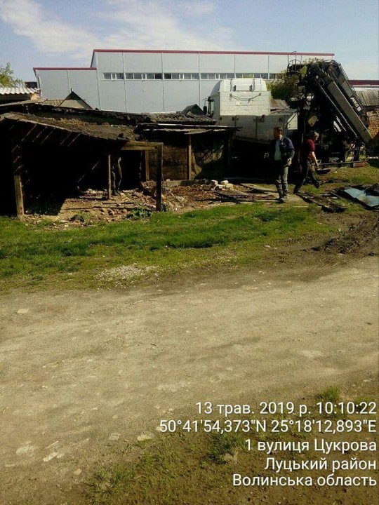 Муніципали зносять халабуди на одній із вулиць Луцька