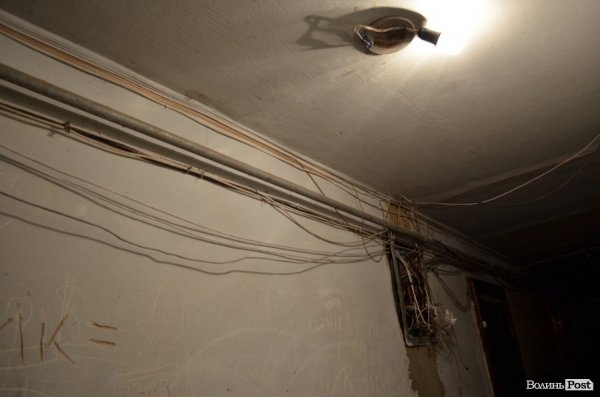 Така от небезпека у п’ятиповерхівці на вулиці Щусєва, 18: газопровід і хтозна які кабелі.