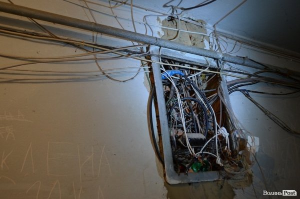 «Диво-електрощитову» на Щусєва, 20 комунальники пообіцяли зробити безпечною і непомітною. Але коли не сказали, бо не змогли…