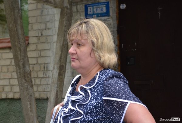 А ця роздратована пані-комунальниця нагрубіянила журналісту ВолиньPost’у, розізлившись на журналіста ТРК «Аверс» і заявила, що її «не вповноважили» спілкуватися із якимись журналістами. І навіть не посоромилася заткнути журналісту рота рукою.