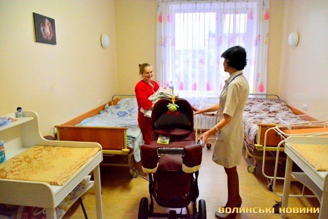 У луцькому пологовому першим народженим діткам у 2021 році подарували цінні подарунки