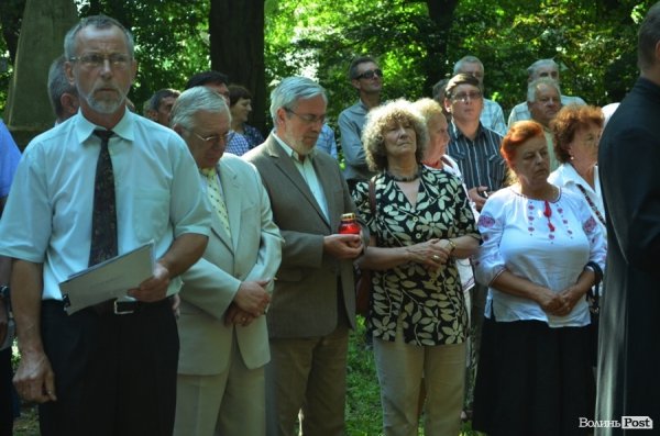 У Польщі молилися на могилах вбитих українців. ФОТО 