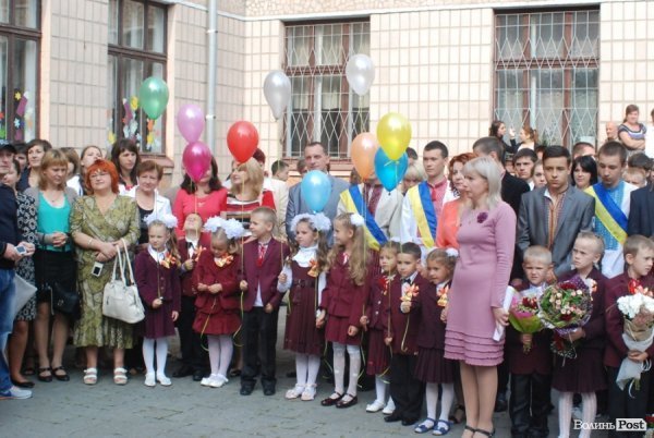 Перший дзвоник у  «найкращій луцькій школі». ФОТО
