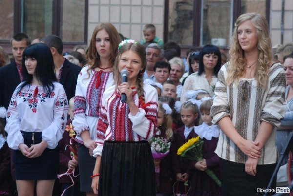 Перший дзвоник у  «найкращій луцькій школі». ФОТО