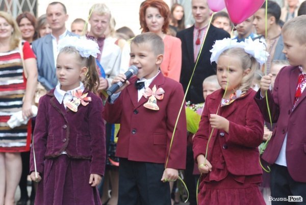 Перший дзвоник у  «найкращій луцькій школі». ФОТО