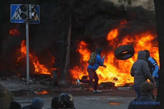 Десяті роковини розстрілів на Майдані: протистояння у фото