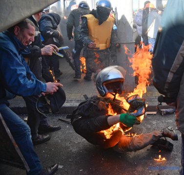 Десяті роковини розстрілів на Майдані: протистояння у фото