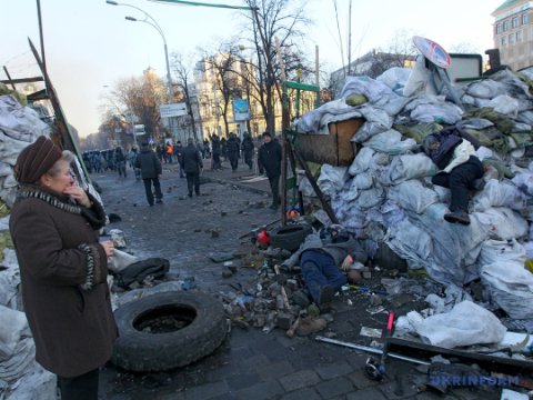 Десяті роковини розстрілів на Майдані: протистояння у фото