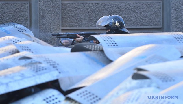 Десяті роковини розстрілів на Майдані: протистояння у фото