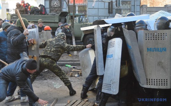 Десяті роковини розстрілів на Майдані: протистояння у фото