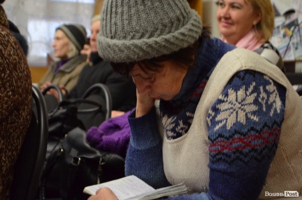 У Луцьку автор «Небо Донбасу» роздавав книги на презентації. ФОТО