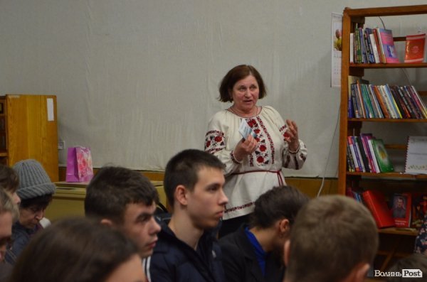 У Луцьку автор «Небо Донбасу» роздавав книги на презентації. ФОТО