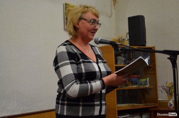 У Луцьку автор «Небо Донбасу» роздавав книги на презентації. ФОТО