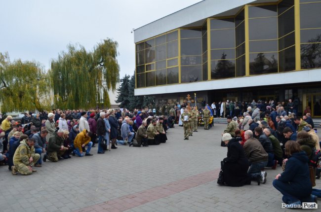 «Він захищав не лише свою сім‘ю»: у Луцьку попрощалися з Героєм. ФОТОРЕПОРТАЖ