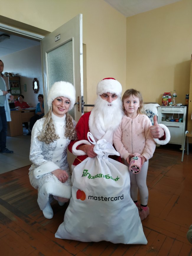 Клієнти ПриватБанку створили новорічне диво маленьким пацієнтам лікарень. ФОТО*