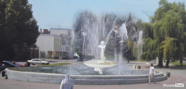 Замість дельфінів фонтан в центрі Луцька міг би мати голу жінку