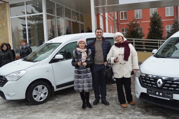 Автопарк лікарні на Волині поповнився двома новими автомобілями. ФОТО