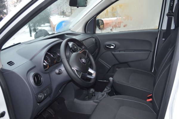 Автопарк лікарні на Волині поповнився двома новими автомобілями. ФОТО