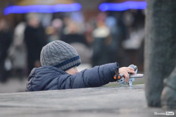 У Луцьку запалили новорічну ялинку. ФОТО