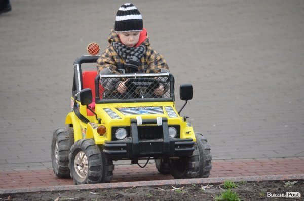 У Луцьку запалили новорічну ялинку. ФОТО