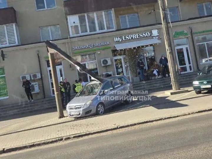 У Луцьку на авто впав білборд