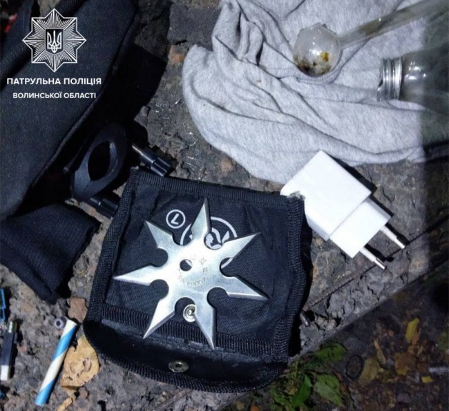 У Луцьку вночі спіймали чоловіка з наркотиками, пістолетом та холодною зброєю
