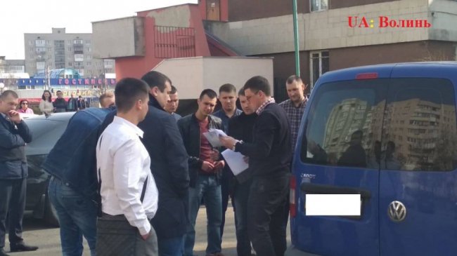 Працівника Луцького відділу поліції серед вулиці взяли на хабарі. ОНОВЛЕНО. ФОТО