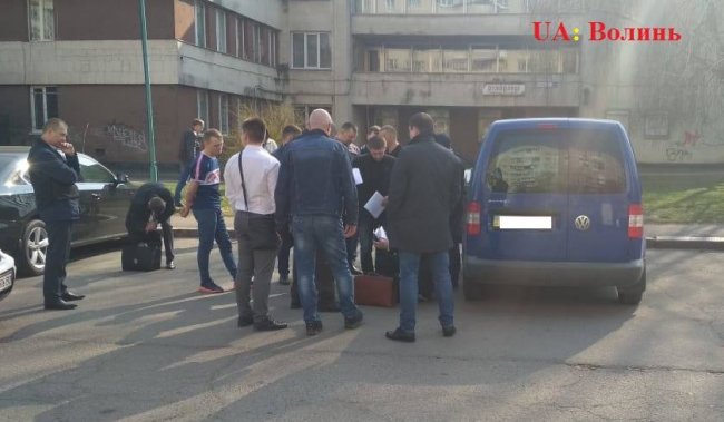 Працівника Луцького відділу поліції серед вулиці взяли на хабарі. ОНОВЛЕНО. ФОТО